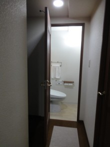 水彩画のような色合いのモザイクタイルでアクセントを 水彩画のような色合いのモザイクタイルでアクセントを